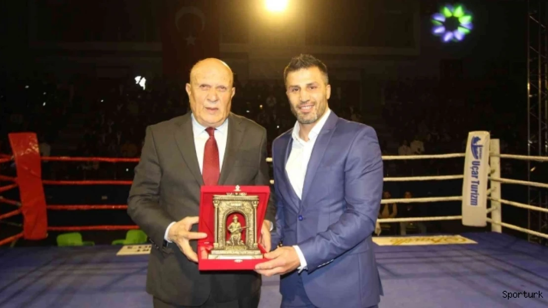 Dünya şampiyonu milli sporcu Şipal boksa veda etti