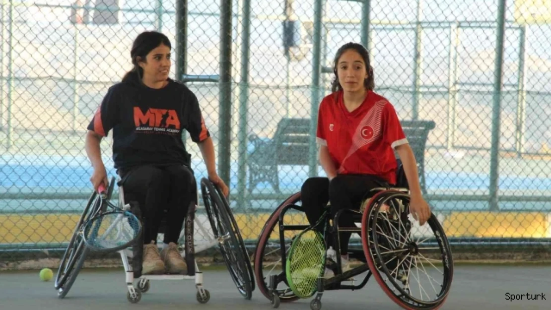 Engelleri aşıp tavsiye üzerine başladıkları tenis hayatları oldu