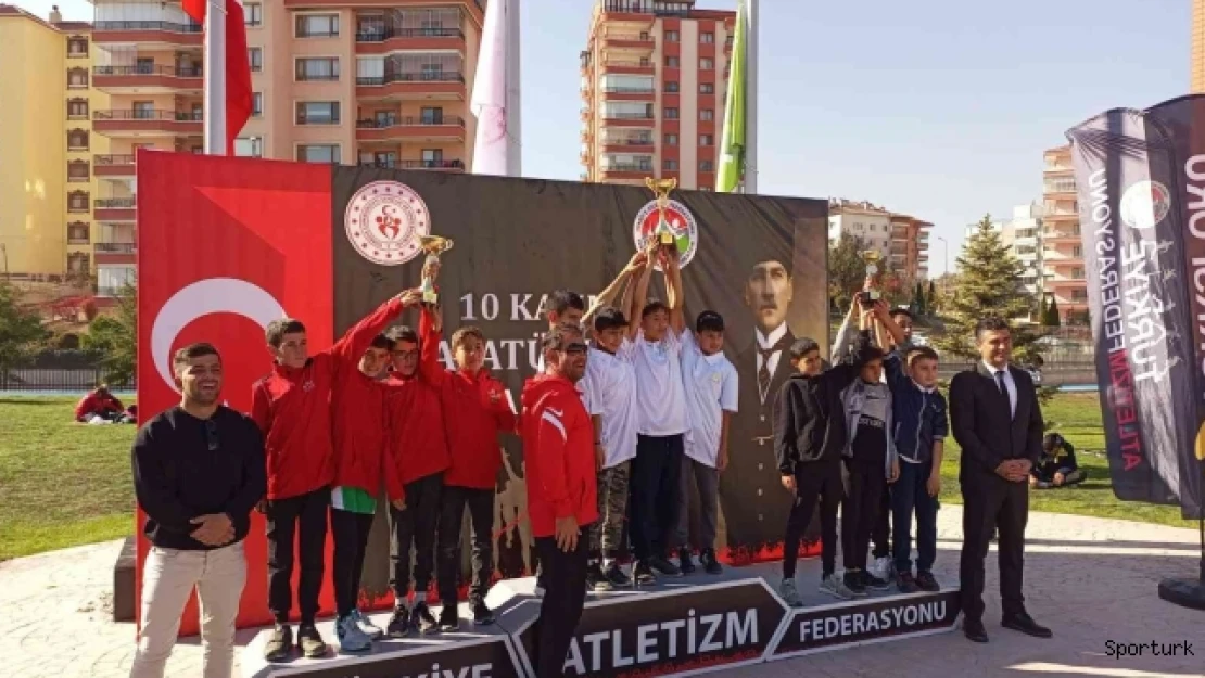 Eskişehirli sporcular 10 Kasım koşusunu dereceyle tamamladı
