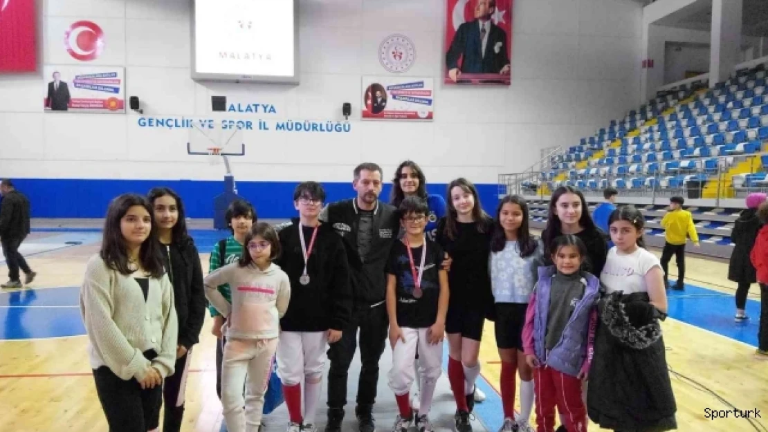 Eskrim takımı Sivas'a 8 madalya ile döndü