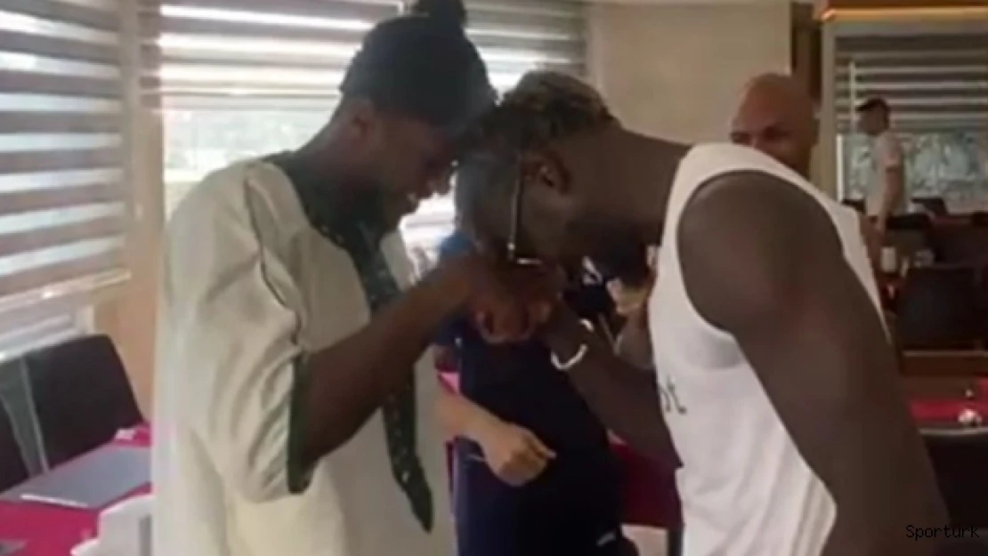 Famara Diedhiou sevincini takım arkadaşlarıyla paylaştı