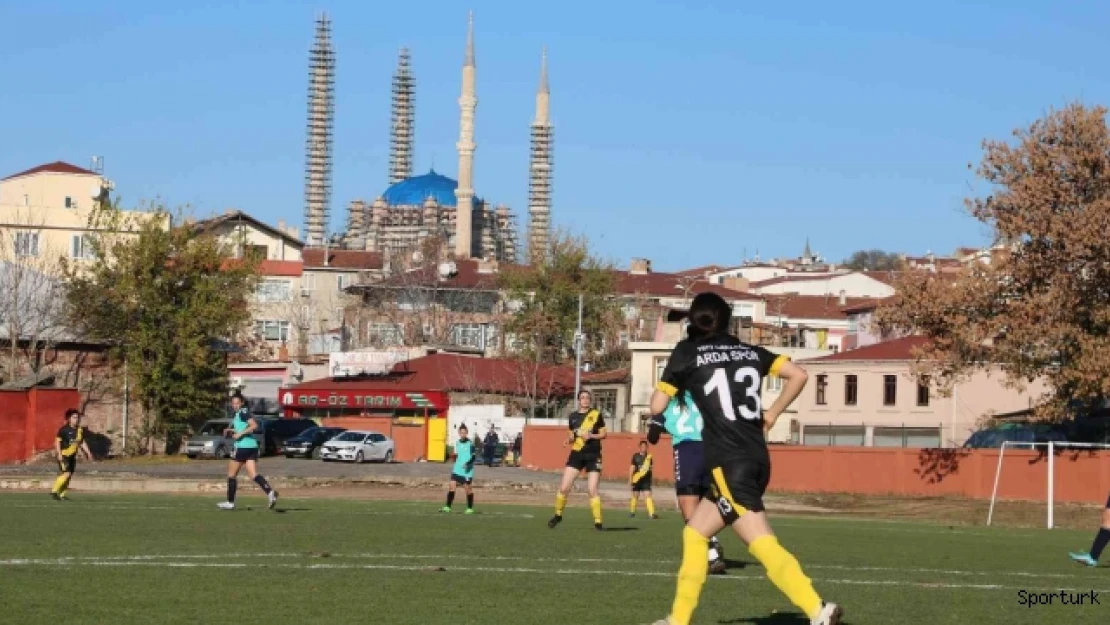 Filibe ve Edirne'nin kadın futbolcuları kıyasıya mücadele etti