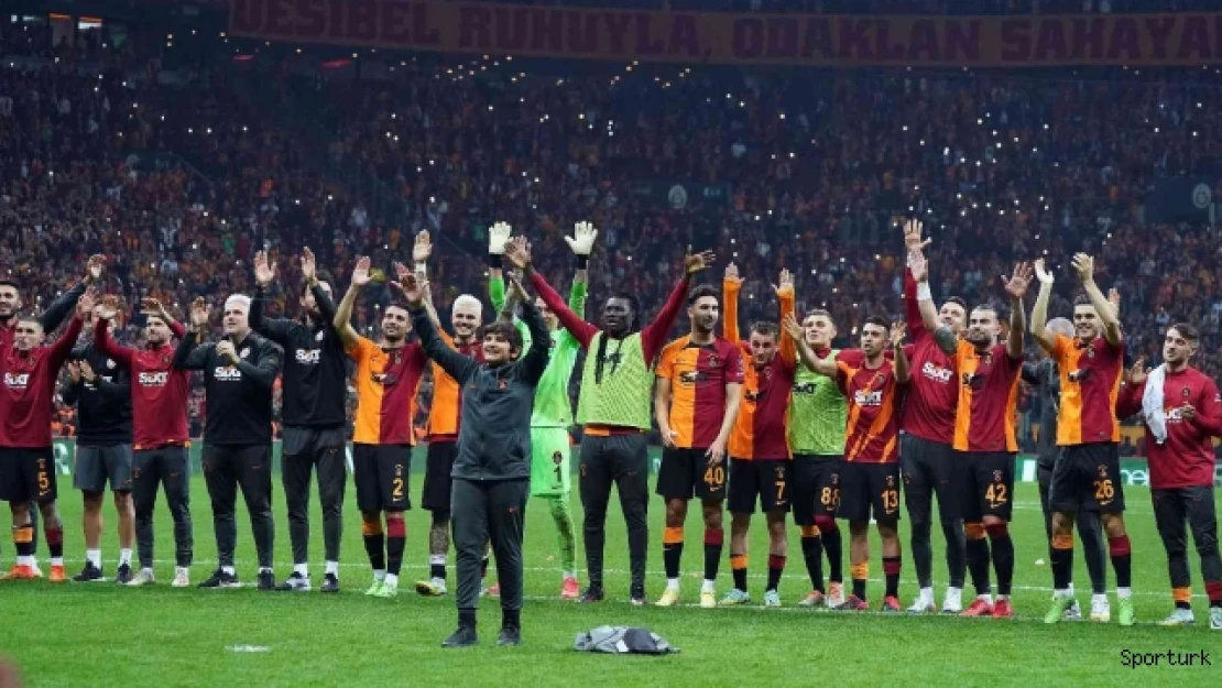 Galatasaraylı futbolcular, derbi galibiyetini taraftarlarla kutladı