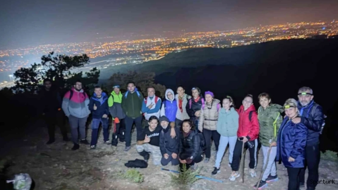 Gece yürüyüşçüleri 11 kilometre mesafe yürüdü