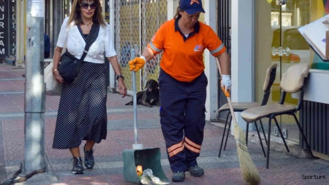 Gündüz süpürge, akşam raket sallıyor