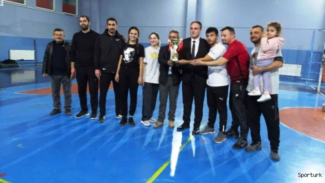 Hisarcık'taki voleybol turnuvasının şampiyonu Şehitler Ortaokulu oldu