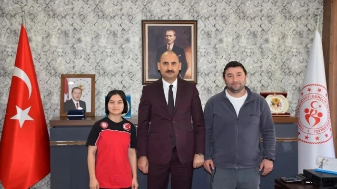 İl Müdürü Özdemir, Balkan üçüncü olan sporcuyu tebrik etti