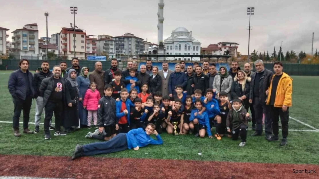 İl şampiyonluğuna baklavalı kutlama