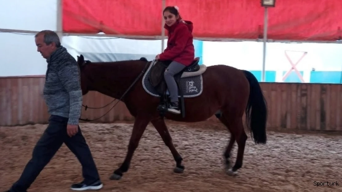 İlk kez ata binen miniklerin mutluluğu
