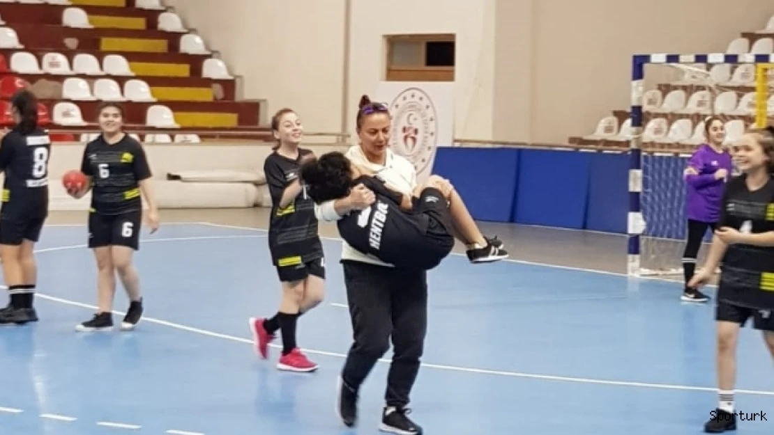 Kadın antrenör sakatlanan sporcusunu kucağında taşıdı