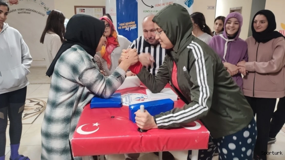 Karaman'da bilek güreşi turnuvası düzenlendi