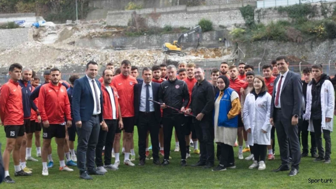 Kömürspor'a arması ve renklerini taşıyan baston hediye ettiler