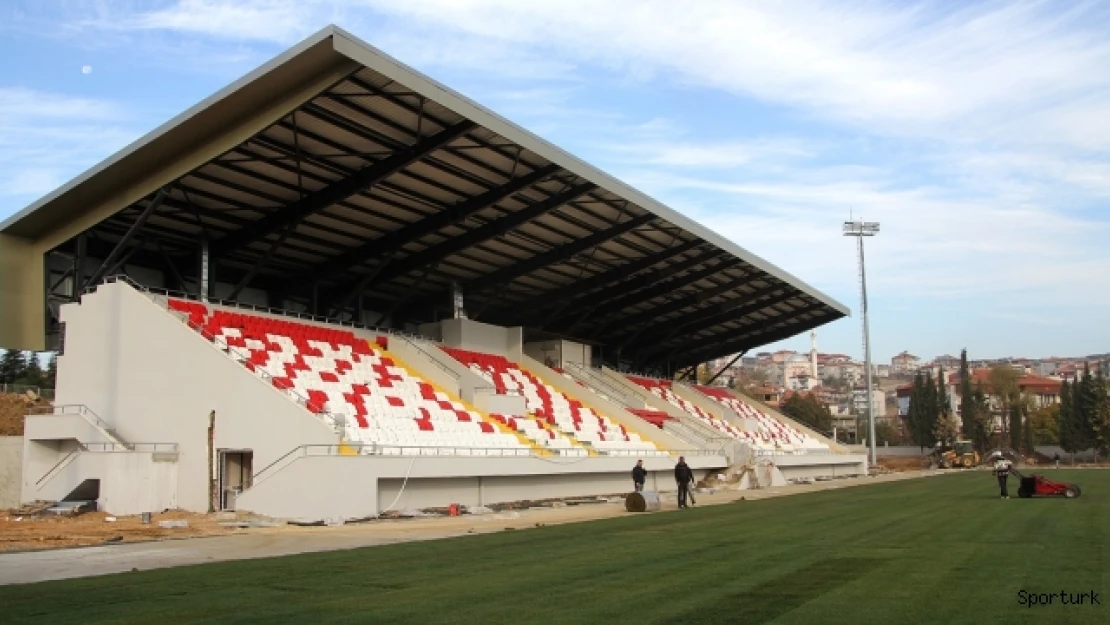Kula ilçe stadı yenilenen yüzüyle hizmete hazırlanıyor
