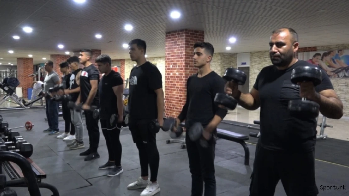 Milli sporcu Şevketoğlu, oğlu ve gençlerin sporcu olması için gayret gösteriyor