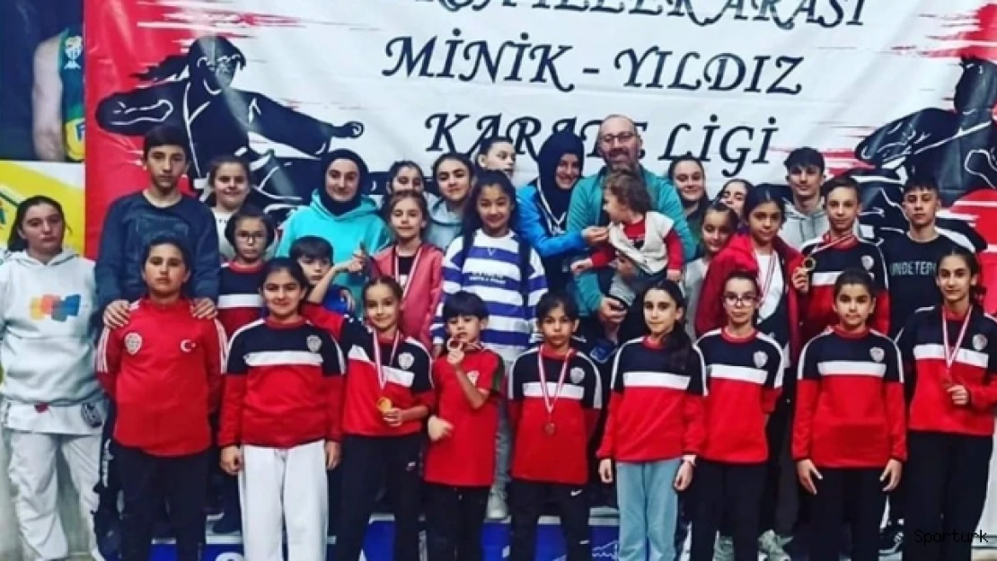 Minik bedenler karate şampiyonasında ter döktü