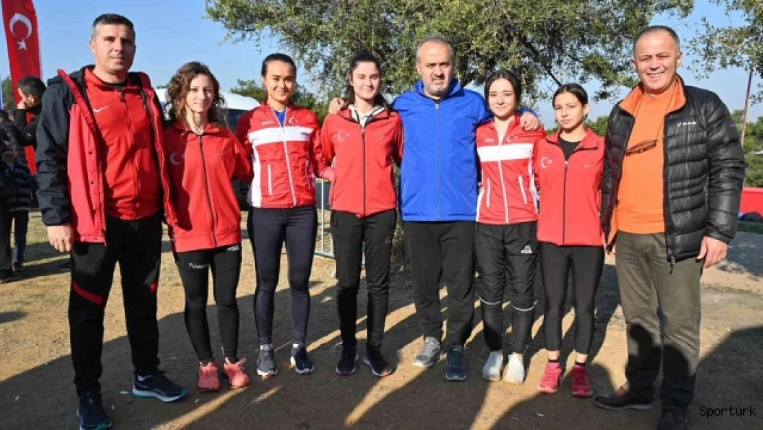 Oryantiring turnuvasında zamana karşı yarış