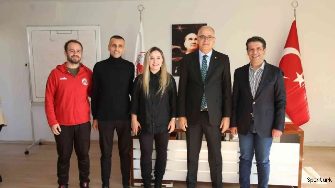 Turgay Genç: &quotKadın voleybol takımımız gururumuz"