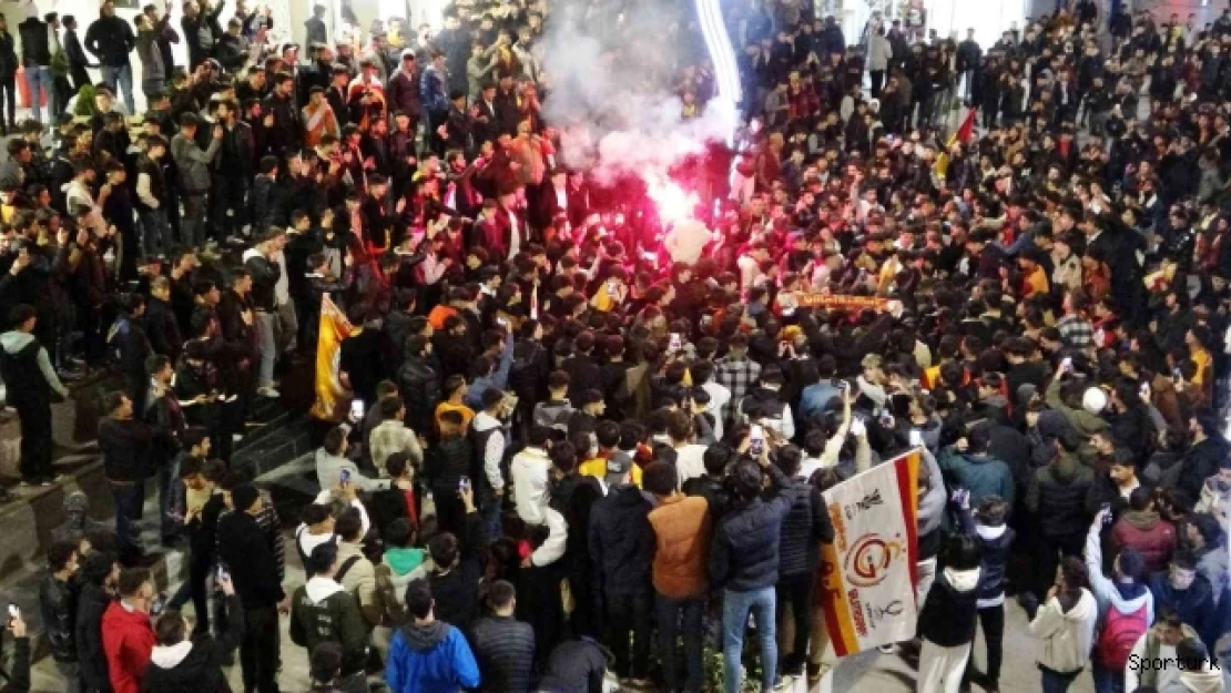 Van'da Galatasaraylı taraftarların derbi coşkusu