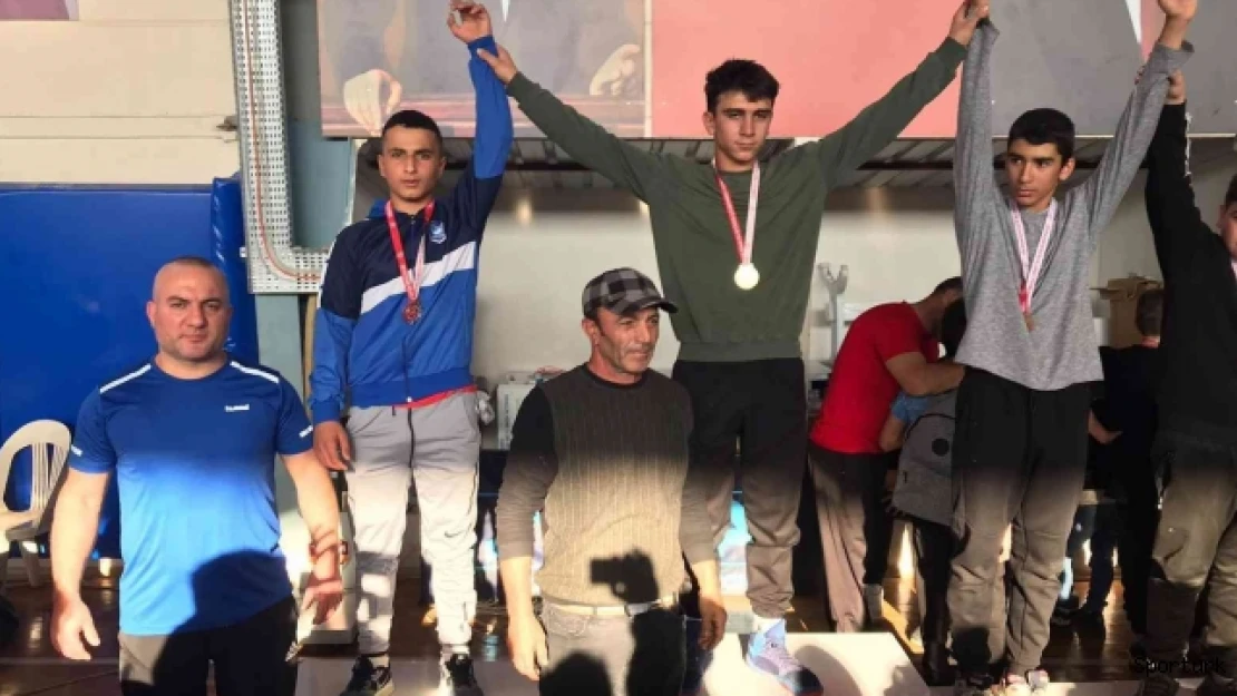 Yunusemreli güreşçiler İzmir'den madalyalarla döndü