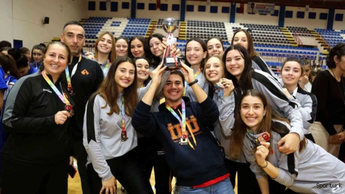 ADÜ, voleybol turnuvasında ödülleri topladı