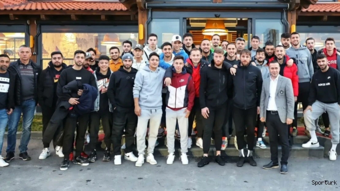 Afyonspor oyuncuları yemekte buluştu