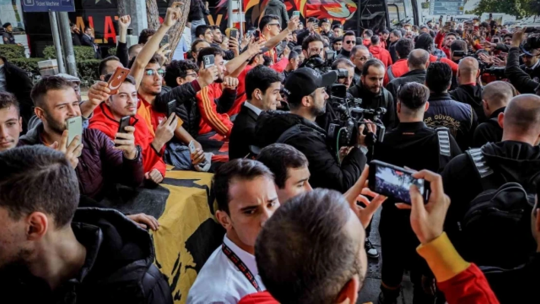 Antalya'ya gelen Galatasaray'a havalimanında coşkulu karşılama
