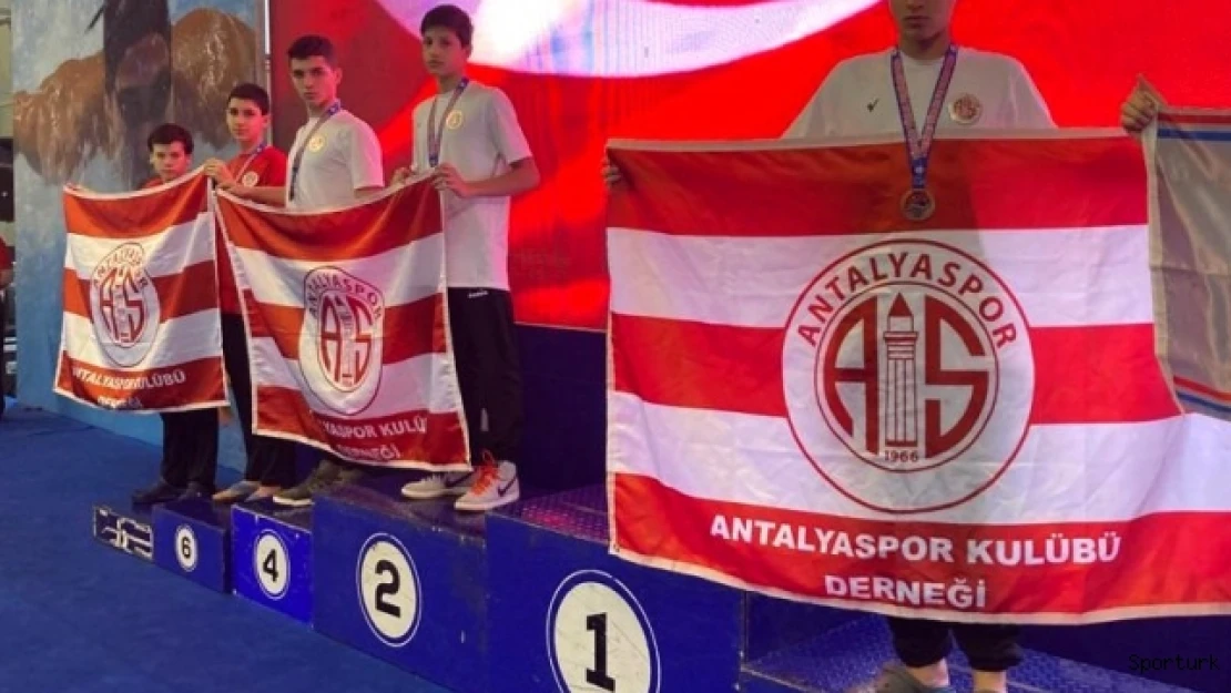 Antalyasporlu yüzücülerden beşte beş