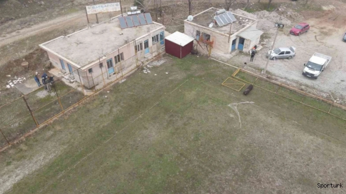 Atıl hale gelen futbol sahası yeniden hizmete kazandırılıyor