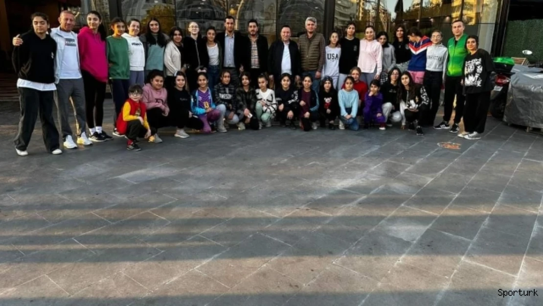 Bağlar Belediyespor'un yıldız voleybolcuları Diyarbakır şampiyonu