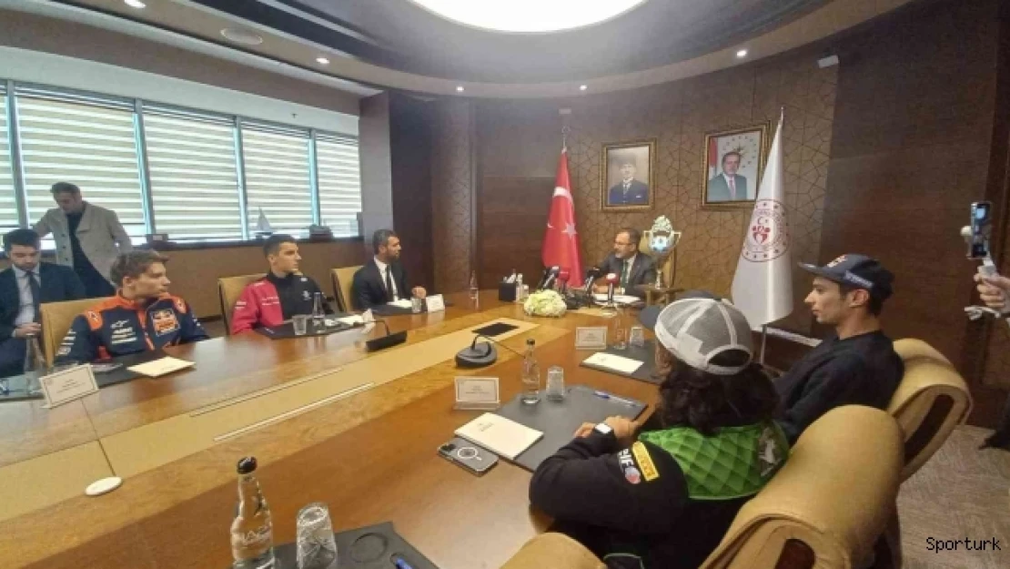 Bakan Kasapoğlu, dünya şampiyonu milli motosikletçileri ağırladı