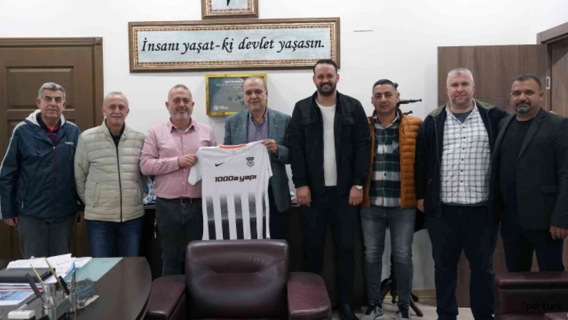 Başkan Uzundemir'e forma hediye ettiler