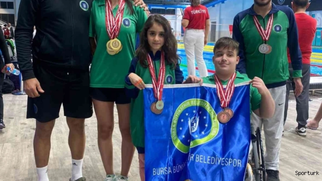 Bursalı yüzücülerden 3 rekor, 15 madalya
