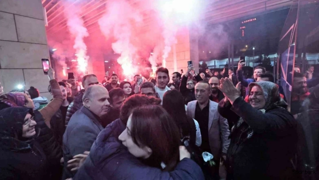 Denizli'nin şampiyon kızlarına görkemli karşılama