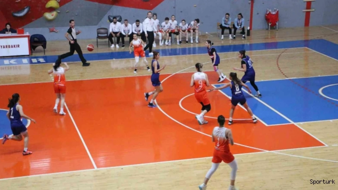 Diyarbakır kadın basketbol takımı kendi sahasında güldü