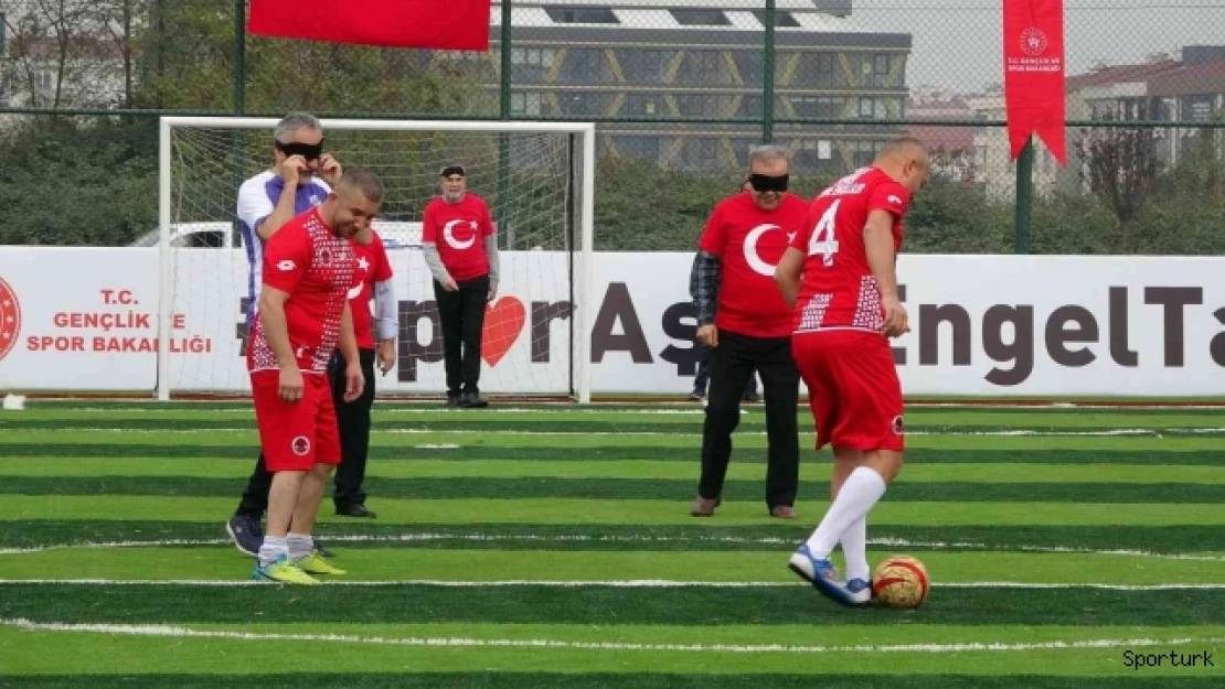 Görme engelli sporcular ile protokol arasında futbol maçı oynandı