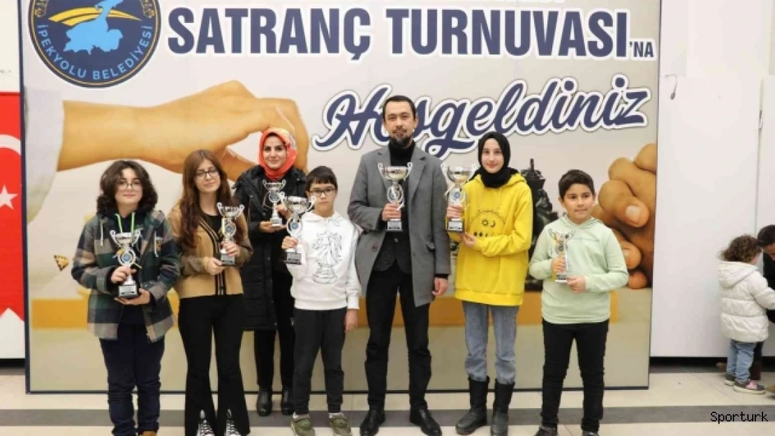 İpekyolu'nda satranç turnuvasının kazananları belli oldu