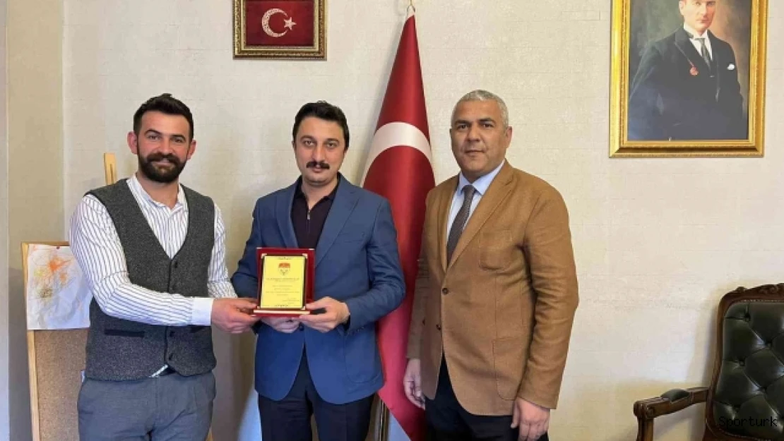 Kars 36 Spor yönetiminden Alibeyoğlu'na plaket