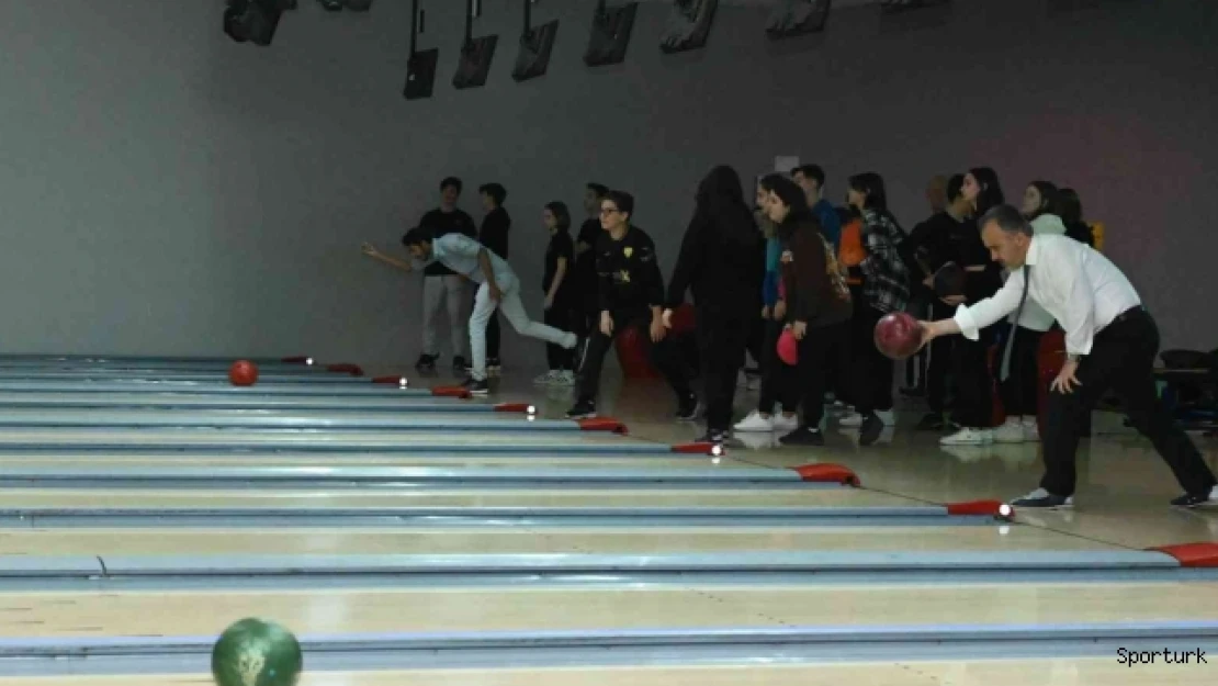 Liseliler bowlingle stres atıyor