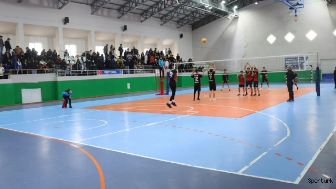 Malatya'da okullar arasında düzenlenen voleybol şampiyonası tamamlandı