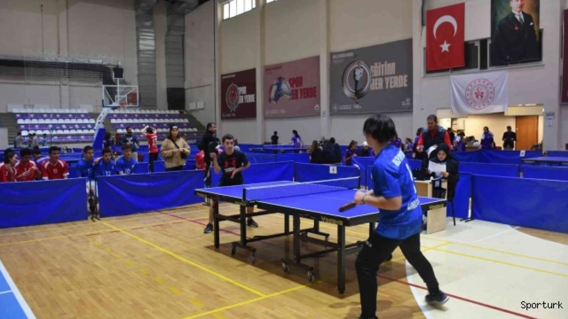 Masa tenisi müsabakaları 110 sporcunun katılımıyla başladı