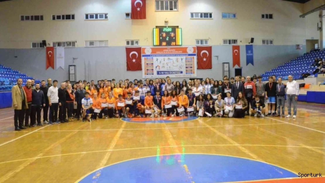 Okullar Arası Genç Erkekler-Kızlar Hentbol Turnuvası'nda kupalar sahiplerini buldu