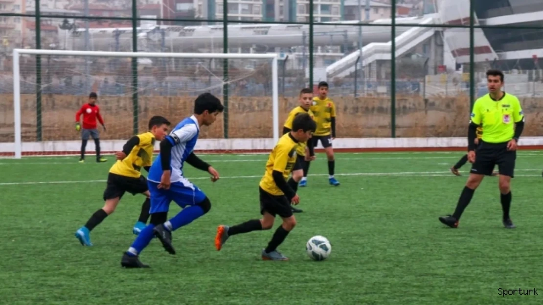 Okullar futbol maçında yarışıyor