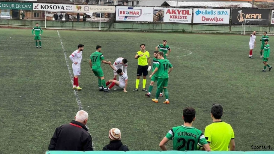 Sakatlanan hakem elinde bandajla maçı yönetti