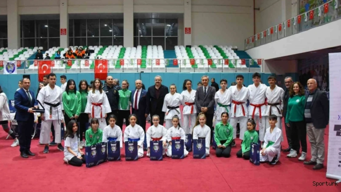 Salihli'de sporun yıldızları ödüllendirildi