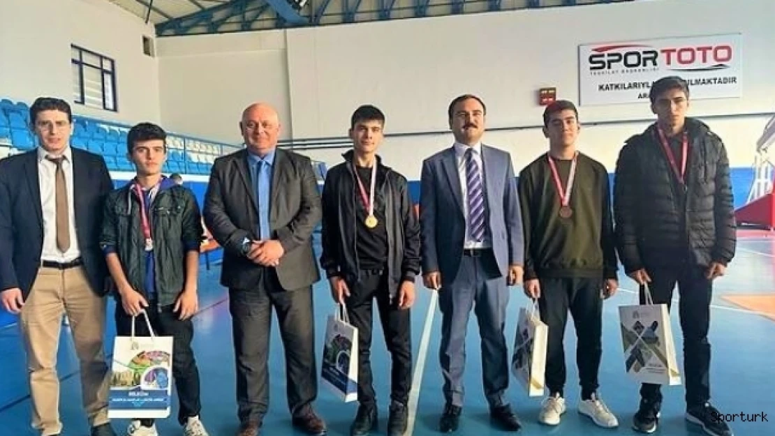 Satranç turnuvasının kazananları madalyalarını aldı