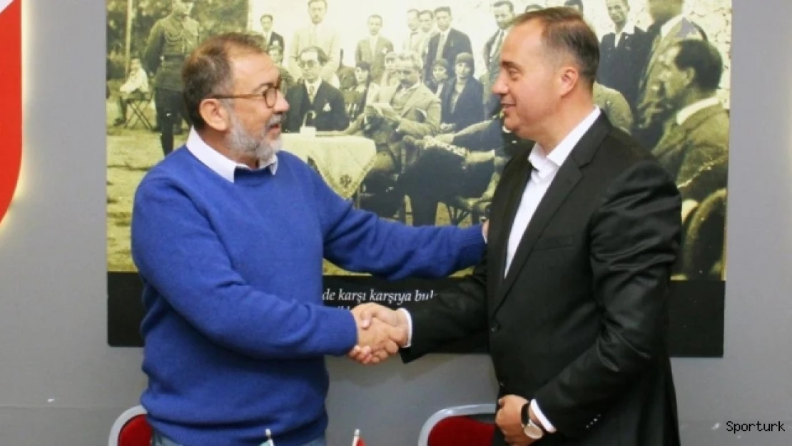 Selahaddin Dinçel: &quotBu sezon üst ligi hedefleyen ve kupa kaldıran bir Karşıyaka olacak"