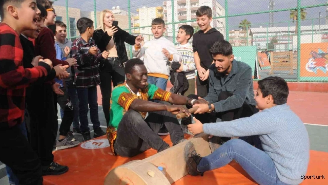 Senegalli Mustafa, Cizreli çocuklarla hem eğlendi hem de eğlendirdi