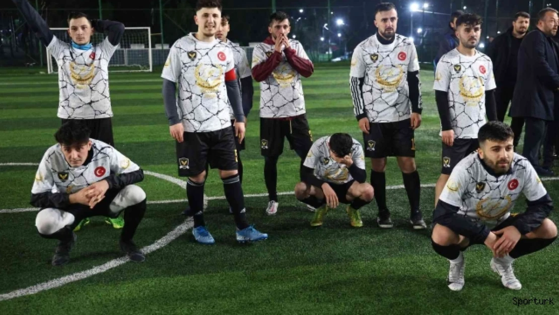 Sokak Ligi'nin finalinde eski hakem Ahmet Çakar düdük çaldı