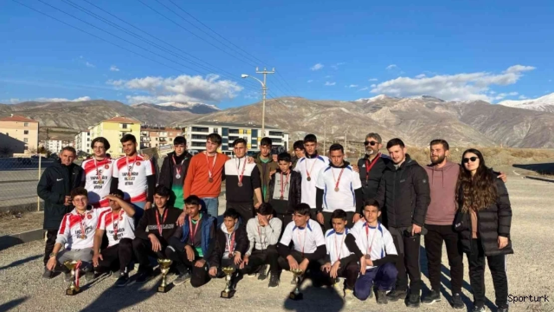 Tercanlı öğrenciler Erzincan'da kupaları topladı
