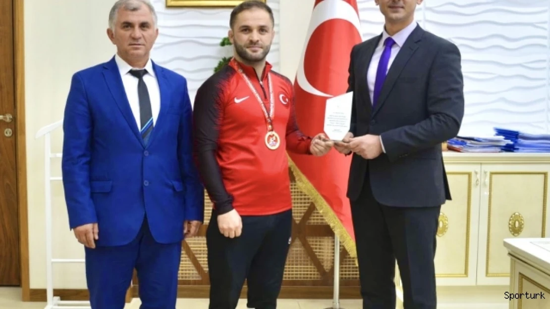 Türkiye Şampiyonu güreşçiye hediye